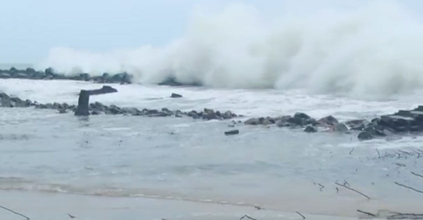 കടല്‍ക്ഷോഭം: വള്ളം മറിഞ്ഞ്  അപകടത്തില്‍പ്പെട്ട തൊഴിലാളികളെ രക്ഷിച്ചു