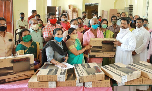 ഓണ്ലൈന് പഠനം: കുട്ടികളുടെ ഓണ്ലൈന് പഠനത്തിന് ടിവി സംഭാവന നല്കി മാള-പള്ളിപ്പുറം സെന്റ് ആന്റണീസ് പള്ളി ഓണ്ലൈന് പഠനം: കുട്ടികളുടെ ഓണ്ലൈന് പഠനത്തിന് ടിവി സംഭാവന നല്കി മാള-പള്ളിപ്പുറം സെന്റ് ആന്റണീസ് പള്ളി