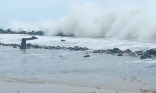 ഏങ്ങണ്ടിയൂര് തീരമേഖലയില് കടല് ഇറങ്ങി തുടങ്ങി; ജിയോ ബാഗ് സ്ഥാപിച്ചു ഏങ്ങണ്ടിയൂര് തീരമേഖലയില് കടല് ഇറങ്ങി തുടങ്ങി; ജിയോ ബാഗ് സ്ഥാപിച്ചു