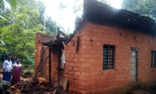 കനത്ത മഴയില് വീടു തകര്ന്നു വീണു കനത്ത മഴയില് വീടു തകര്ന്നു വീണു