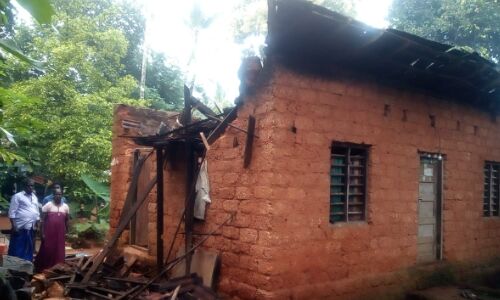 കനത്ത മഴയില്‍ വീടു തകര്‍ന്നു വീണു