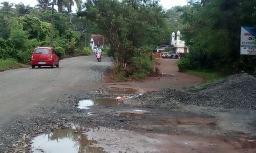 പുതിയ പാലത്തെ നോക്കു കുത്തിയാക്കി തകര്‍ച്ച നേരിടുന്ന പഴയ പാലത്തില്‍ ടാറിങ്; പ്രതിഷേധം ശക്തം