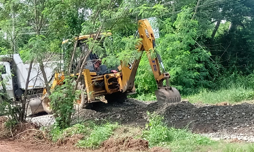 വിവാദത്തിനൊടുവില് അപകടാവസ്ഥയിലായ പാലത്തില് വിരിച്ച ടാറിങ് നീക്കി വിവാദത്തിനൊടുവില് അപകടാവസ്ഥയിലായ പാലത്തില് വിരിച്ച ടാറിങ് നീക്കി