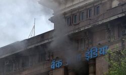 മുംബൈയിലെ ബാങ്കില് വന്തീപ്പിടിത്തം; ഓഫിസ് രേഖകളടക്കം കത്തിനശിച്ചു മുംബൈയിലെ ബാങ്കില് വന്തീപ്പിടിത്തം; ഓഫിസ് രേഖകളടക്കം കത്തിനശിച്ചു