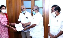 ദുരിതാശ്വാസ നിധിയിലേക്ക് അരക്കോടി രൂപ നല്‍കി മുന്‍ കോളജ് അധ്യാപകര്‍