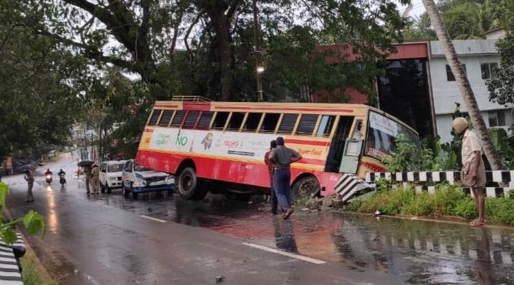 കെഎസ്ആർടിസി ബസ് നിയന്ത്രണം വിട്ട് മറിഞ്ഞു കെഎസ്ആർടിസി ബസ് നിയന്ത്രണം വിട്ട് മറിഞ്ഞു