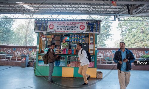 റെയില്‍വേ പ്ലാറ്റ്‌ഫോമുകളില്‍ ഇനി മാസ്‌ക്,  സാനിറ്റൈസര്‍, കിടക്കവിരി സ്റ്റാളുകളും