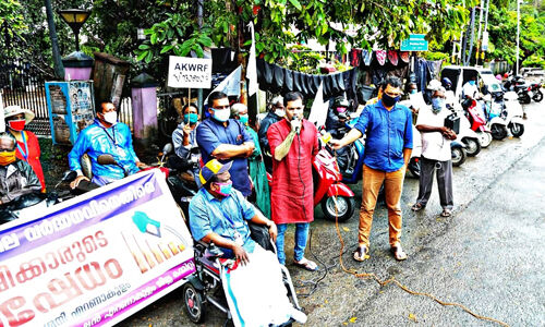 ഇന്ധന വില വര്‍ധന: പ്രതിഷേധവുമായി ഭിന്നശേഷിക്കാര്‍