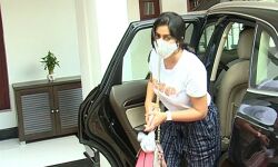 നടി ഷംന കാസിം കൊച്ചിയിലെത്തി; മൊഴി രേഖപെടുത്തുക ഓണ്‍ലൈന്‍ വഴി