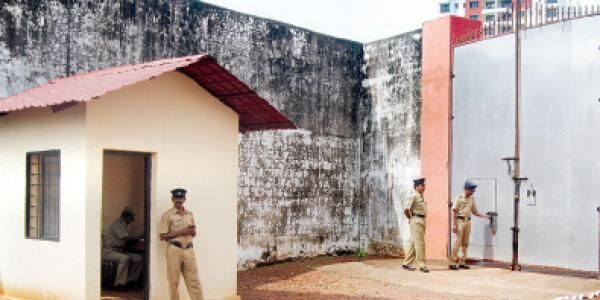 എറണാകുളത്ത് മൂന്ന് വനിതാ തടവുകാര് ജയില് ചാടാന് ശ്രമിച്ചു; പോലിസ് ഓടിച്ചിട്ട് പിടികൂടി എറണാകുളത്ത് മൂന്ന് വനിതാ തടവുകാര് ജയില് ചാടാന് ശ്രമിച്ചു; പോലിസ് ഓടിച്ചിട്ട് പിടികൂടി
