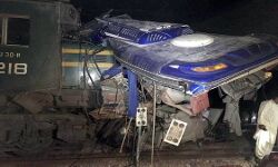 മിനിബസ്സില് ട്രെയിനിടിച്ച് 29 മരണം മിനിബസ്സില് ട്രെയിനിടിച്ച് 29 മരണം