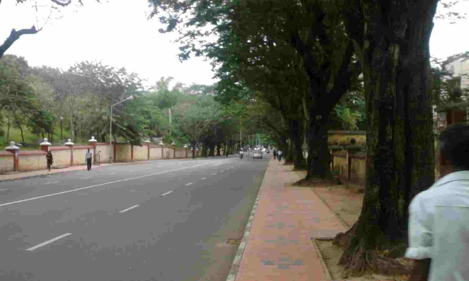 ട്രിപ്പിള് ലോക്ക് ഡൗണ്: തലസ്ഥാനത്തെ റോഡുകള് അടച്ചു ട്രിപ്പിള് ലോക്ക് ഡൗണ്: തലസ്ഥാനത്തെ റോഡുകള് അടച്ചു