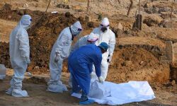 തിരുപ്പതിയില്‍ കൊവിഡ് ബാധിച്ച് മരിച്ചയാളുടെ മൃതദേഹം കുഴിയിലേക്ക് തട്ടിയത് മണ്ണുമാന്തി ഉപയോഗിച്ച്; സംഭവം ന്യായീകരിച്ച് മുനിസിപ്പല്‍ കമ്മീഷണര്‍