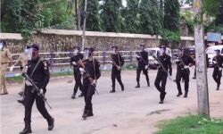 പൂന്തുറയില്‍ ജനങ്ങളെ നേരിടാന്‍ പോലിസും പട്ടാളവും കമാന്റോകളും; കൊറോണയെ നേരിടാന്‍ ആകെ ഉള്ളത് ഒരു ആംബുലന്‍സ് മാത്രം