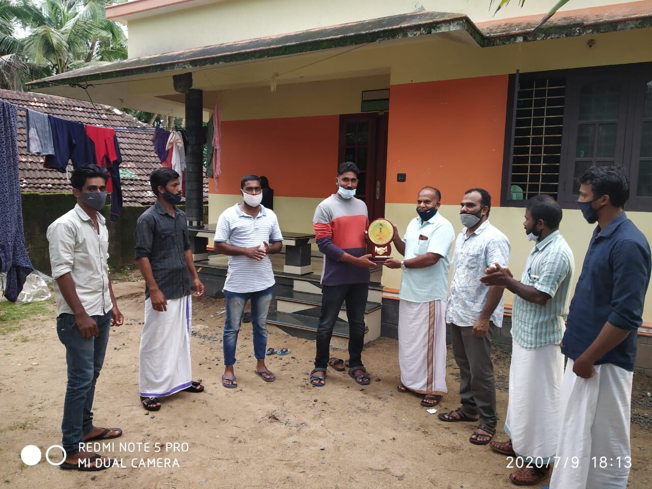 അവസരോചിത ഇടപെടലിലൂടെ കാര്യാത്രികരുടെ ജീവന് രക്ഷിച്ച യുവാവിനെ എസ്ഡിപിഐ അനുമോദിച്ചു അവസരോചിത ഇടപെടലിലൂടെ കാര്യാത്രികരുടെ ജീവന് രക്ഷിച്ച യുവാവിനെ എസ്ഡിപിഐ അനുമോദിച്ചു