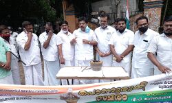 പൊന്നുരുക്കി സമരം നടത്തി പൊന്നുരുക്കി സമരം നടത്തി