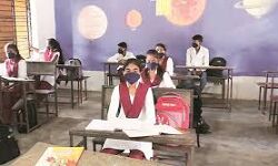 ഒരു ബെഞ്ചില് ഒരു വിദ്യാര്ഥി; സ്കൂളുകള് തുറക്കാനൊരുങ്ങി മഹാരാഷ്ട്ര ഒരു ബെഞ്ചില് ഒരു വിദ്യാര്ഥി; സ്കൂളുകള് തുറക്കാനൊരുങ്ങി മഹാരാഷ്ട്ര