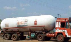 കൊല്ലത്ത് ദേശീയപാതയില്‍ പാചകവാതക ടാങ്കര്‍ മറിഞ്ഞു