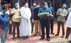 പൂന്തുറയിൽ ആരോഗ്യ പ്രവർത്തകരെ പൂക്കൾ നൽകി സ്വീകരിച്ചു പൂന്തുറയിൽ ആരോഗ്യ പ്രവർത്തകരെ പൂക്കൾ നൽകി സ്വീകരിച്ചു