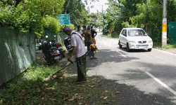 കൊച്ചുകടവ് കൂട്ടായ്മ റോഡ് വൃത്തിയാക്കി