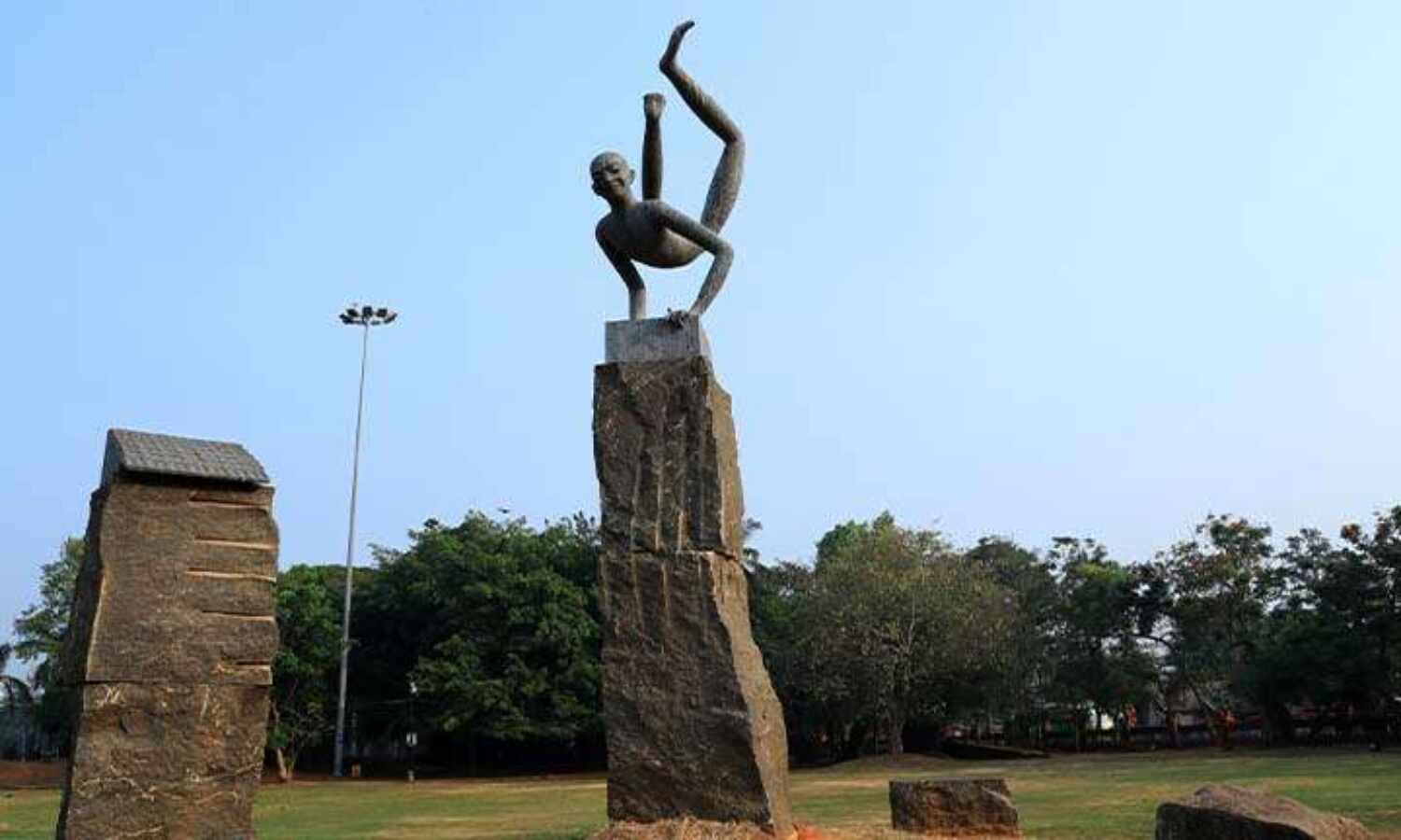 കോഴിക്കോട് ജില്ലയിലെ പുതിയ കണ്ടയിന്മെന്റ് സോണുകള് ഇവയാണ് കോഴിക്കോട് ജില്ലയിലെ പുതിയ കണ്ടയിന്മെന്റ് സോണുകള് ഇവയാണ്