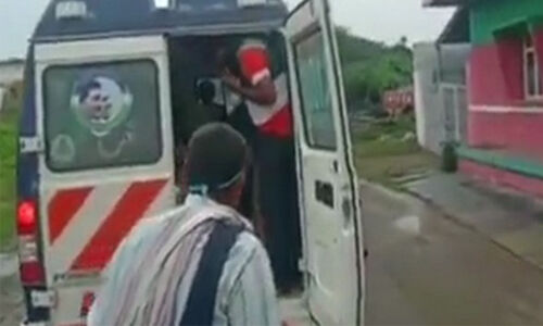 ആളുകളെ കുത്തിനിറച്ച് 108 ആംബുലന്‍സ്; ആന്ധ്ര ആരോഗ്യവകുപ്പിനെതിരേ പ്രതിഷേധവുമായി സാമൂഹിക മാധ്യമങ്ങള്‍