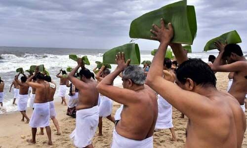 കൊവിഡ് വ്യാപനം: കര്ക്കിടക വാവുബലി ചടങ്ങുകള് വീടുകളില് നടത്തണമെന്ന് ഡിജിപി കൊവിഡ് വ്യാപനം: കര്ക്കിടക വാവുബലി ചടങ്ങുകള് വീടുകളില് നടത്തണമെന്ന് ഡിജിപി