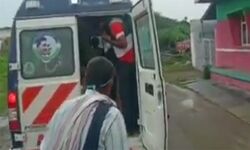 ആളുകളെ കുത്തിനിറച്ച് 108 ആംബുലന്‍സ്; ആന്ധ്ര ആരോഗ്യവകുപ്പിനെതിരേ പ്രതിഷേധവുമായി സാമൂഹിക മാധ്യമങ്ങള്‍