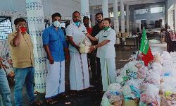പൂന്തുറയിലേക്ക് ഭക്ഷ്യവസ്തുക്കൾ എത്തിച്ചു നൽകി എസ്ഡിപിഐ