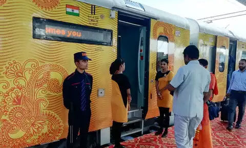 സ്വകാര്യ ട്രെയിന് സര്വീസ് 2023 മാര്ച്ച് മുതലെന്ന് കേന്ദ്രം സ്വകാര്യ ട്രെയിന് സര്വീസ് 2023 മാര്ച്ച് മുതലെന്ന് കേന്ദ്രം