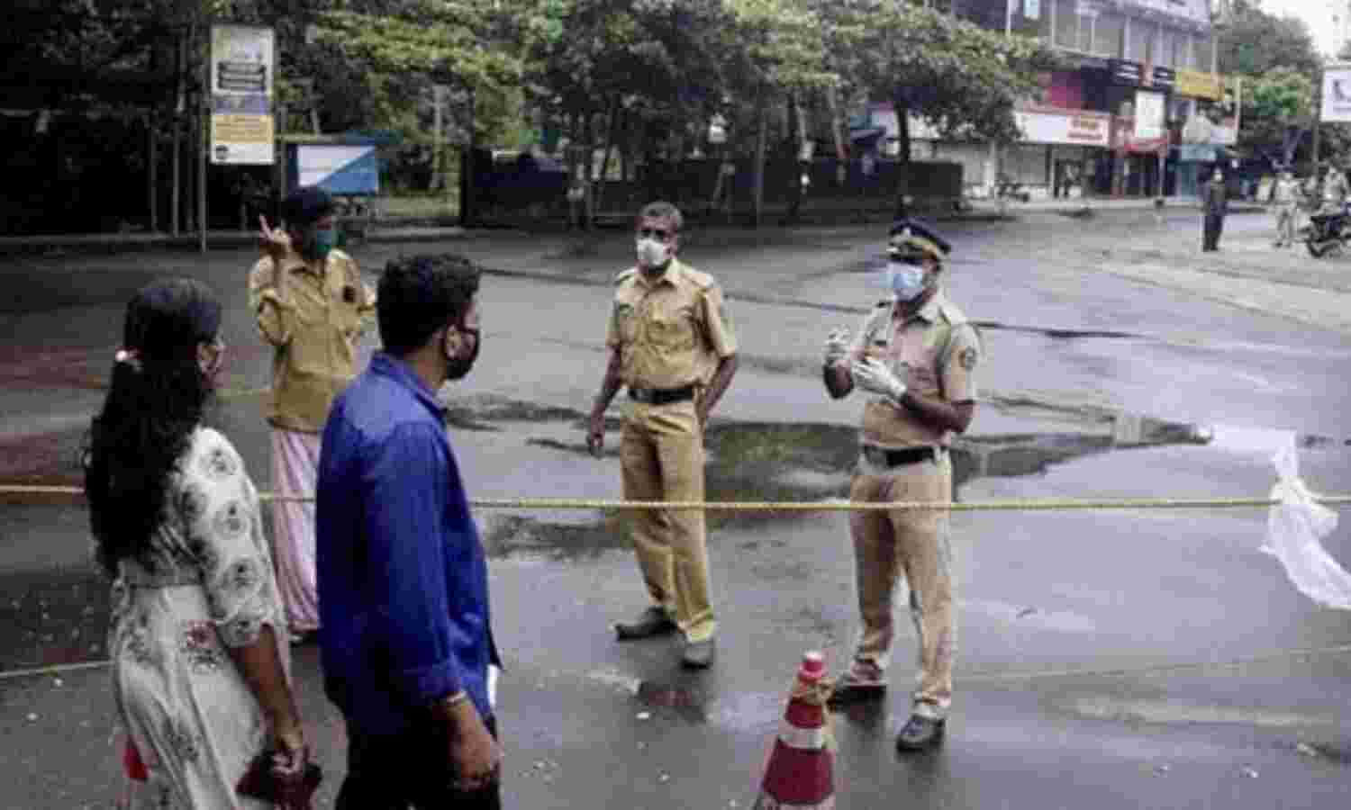 കൊവിഡ് വ്യാപനം: കോഴിക്കോട് ജില്ലയില് കടുത്ത നിയന്ത്രണങ്ങള്; ഹോട്ടലുകളില് ഇരുന്ന് ഭക്ഷണം കഴിക്കുന്നത് നിരോധിച്ചു കൊവിഡ് വ്യാപനം: കോഴിക്കോട് ജില്ലയില് കടുത്ത നിയന്ത്രണങ്ങള്; ഹോട്ടലുകളില് ഇരുന്ന് ഭക്ഷണം കഴിക്കുന്നത് നിരോധിച്ചു