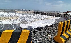 കടലാക്രമണം; പുത്തന്കടപ്പുറത്ത് കടല്ഭിത്തി തകര്ന്നു കടലാക്രമണം; പുത്തന്കടപ്പുറത്ത് കടല്ഭിത്തി തകര്ന്നു