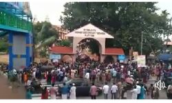 എഞ്ചിനീയറിങ് പ്രവേശന പരീക്ഷ; കൂട്ടം കൂടിയ രക്ഷിതാക്കൾക്കെതിരെ കേസെടുത്തു