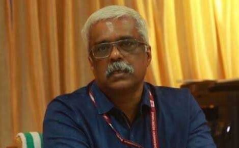 സ്വർണക്കടത്തു കേസ്: മുൻ ഐടി സെക്രട്ടറി ശിവശങ്കറിനെ എൻഐഎ ചോദ്യം ചെയ്യുന്നു സ്വർണക്കടത്തു കേസ്: മുൻ ഐടി സെക്രട്ടറി ശിവശങ്കറിനെ എൻഐഎ ചോദ്യം ചെയ്യുന്നു