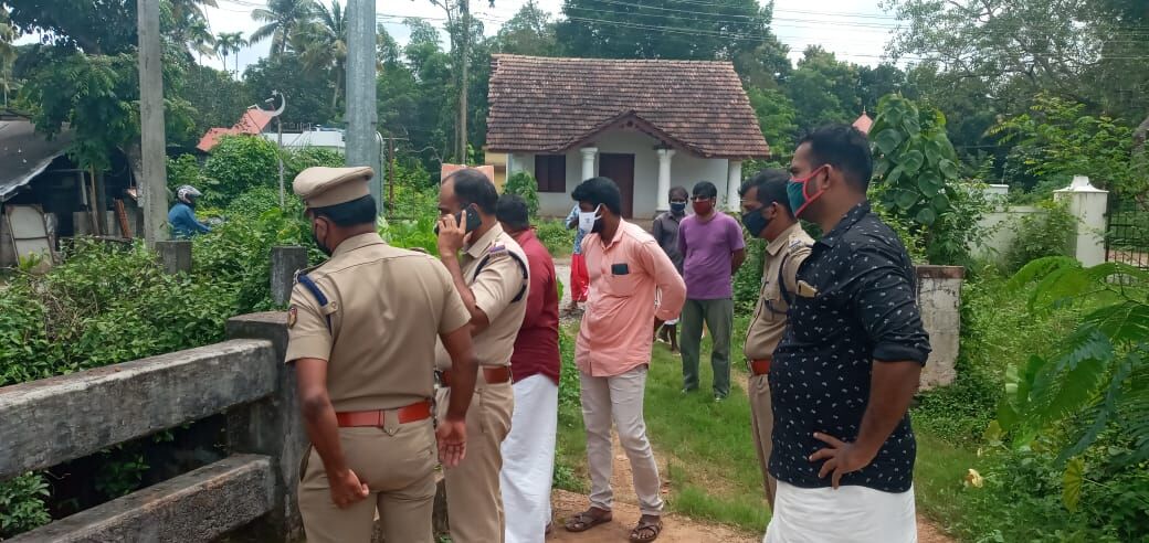 കരിങ്ങോള്‍ച്ചിറ പാലത്തിലൂടെ ഗതാഗതം സാധ്യമാക്കുന്നതിനായി ആരംഭിച്ച താല്‍ക്കാലിക അപ്രോച്ച് റോഡ് നിര്‍മാണത്തിന് പാരവച്ച് ബിജെപി