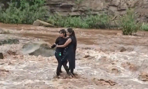 നദിയിലിറങ്ങി സെല്ഫി; പെണ്കുട്ടികള് മലവെള്ളപ്പാച്ചിലില് കുടുങ്ങി (വീഡിയോ) നദിയിലിറങ്ങി സെല്ഫി; പെണ്കുട്ടികള് മലവെള്ളപ്പാച്ചിലില് കുടുങ്ങി (വീഡിയോ)