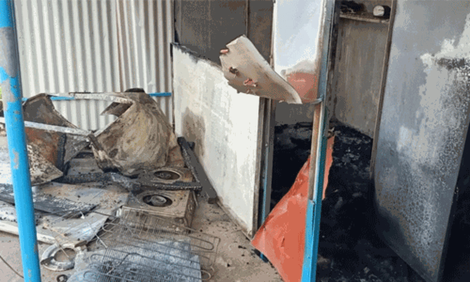 അന്ധ യുവാവിന്റെ ഏക ആശ്രയമായിരുന്ന തട്ടുകട അഗ്നിക്കിരയായി അന്ധ യുവാവിന്റെ ഏക ആശ്രയമായിരുന്ന തട്ടുകട അഗ്നിക്കിരയായി