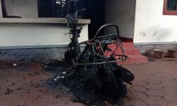 വീട്ട് മുറ്റത്ത് നിര്‍ത്തിയിട്ട മോട്ടോര്‍ സൈക്കിള്‍ അഗ്‌നിക്കിരയാക്കി