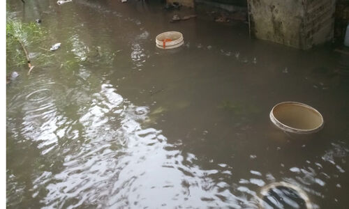 എറണാകുളത്തെ വെള്ളക്കെട്ട്: അധികൃതര്‍ക്കെതിരെ പ്രതിഷേധവുമായി പി ആന്റ് ടി കോളനി നിവാസികള്‍