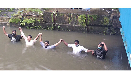 എറണാകുളത്തെ വെള്ളക്കെട്ട്: ബ്രേക്ക് ത്രൂ പദ്ധതി പരാജയമെന്ന് യൂത്ത് കോണ്‍ഗ്രസ്;വെള്ളം നിറഞ്ഞ കനാലില്‍ ഇറങ്ങി സമരം