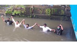 എറണാകുളത്തെ വെള്ളക്കെട്ട്: ബ്രേക്ക് ത്രൂ പദ്ധതി പരാജയമെന്ന് യൂത്ത് കോണ്‍ഗ്രസ്;വെള്ളം നിറഞ്ഞ കനാലില്‍ ഇറങ്ങി സമരം