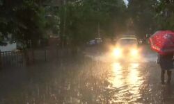 കനത്ത മഴ തുടരുന്നു; കോഴിക്കോട് ജില്ലയിലെ പുഴകള്‍ കര കവിഞ്ഞ് ഒഴുകി, നിരവധി വീടുകളില്‍ വെളളം കയറി, ജാഗ്രത പാലിക്കണമെന്ന് അധികൃതര്‍