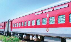 റെയില്‍വേ ട്രാക്കിലേക്ക് മണ്ണിടിഞ്ഞു വീണ സംഭവം; വേണാടും ജനശതാബ്ദിയും ഇന്ന് ആലപ്പുഴ വഴി