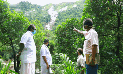 ഉരുള്‍പൊട്ടല്‍ ഉണ്ടായ മീന്‍മുട്ടിയില്‍ എംഎല്‍എ സന്ദര്‍ശനം നടത്തി