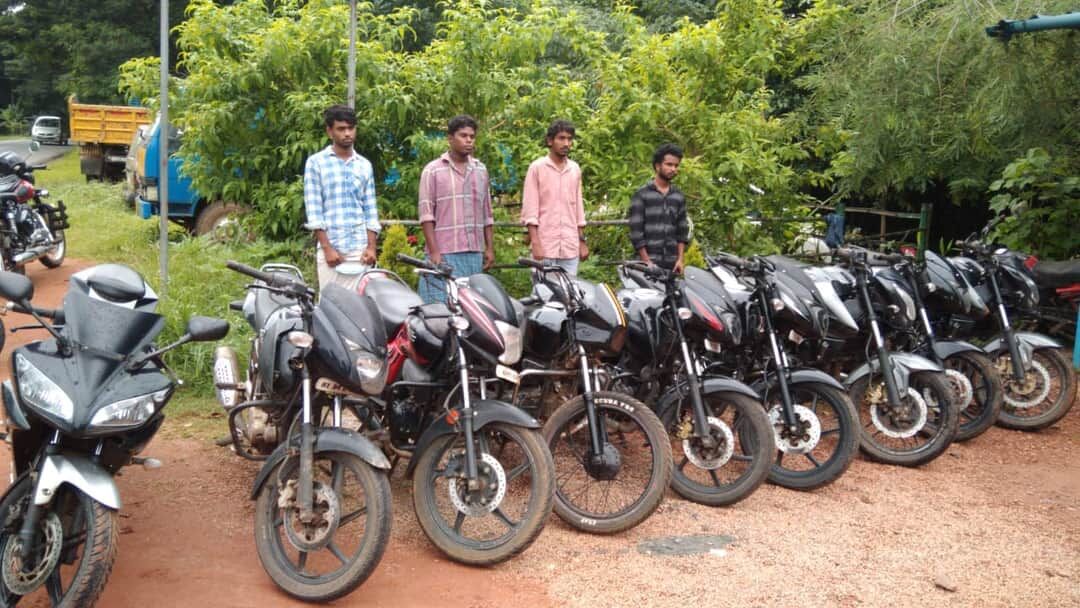 ബൈക്ക് മോഷണസംഘത്തിലെ നാലു പേര് ശ്രീകൃഷണപുരത്ത് അറസ്റ്റില് ബൈക്ക് മോഷണസംഘത്തിലെ നാലു പേര് ശ്രീകൃഷണപുരത്ത് അറസ്റ്റില്