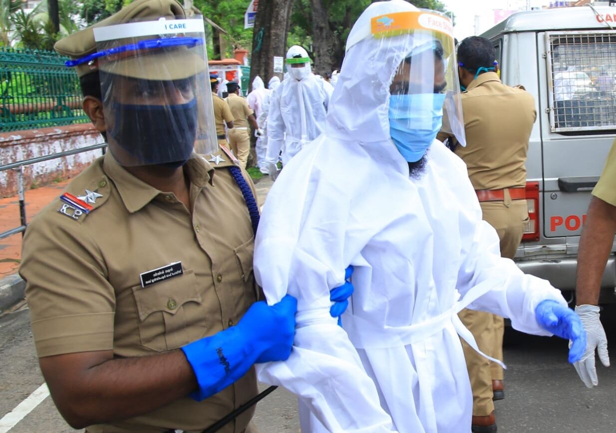 സെക്രട്ടേറിയറ്റിന് മുന്നിൽ പിപിഇ കിറ്റ് ധരിച്ച് റാങ്ക് ഹോൾഡേഴ്സിൻ്റെ പ്രതിഷേധം