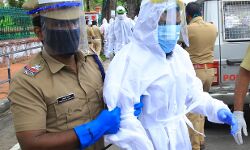 സെക്രട്ടേറിയറ്റിന് മുന്നിൽ പിപിഇ കിറ്റ് ധരിച്ച് റാങ്ക് ഹോൾഡേഴ്സിൻ്റെ പ്രതിഷേധം