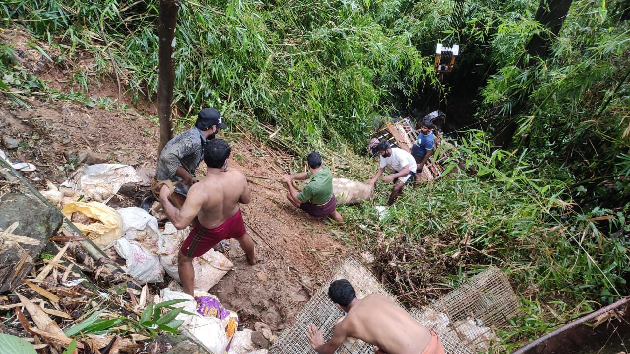 കോഴിവണ്ടി അപകടത്തില്‍പെട്ടു; ആളപായമില്ല