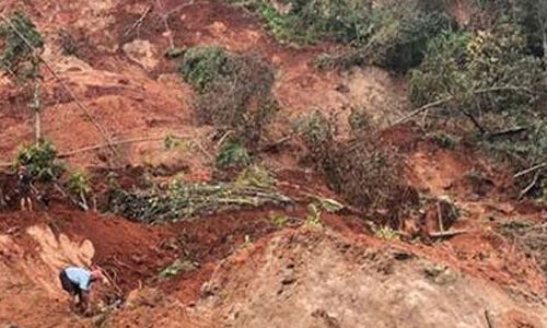 മൂന്നാറില് മണ്ണിടിച്ചില്; നിരവധി പേര് കുടുങ്ങിയെന്ന് റിപോര്ട്ട് മൂന്നാറില് മണ്ണിടിച്ചില്; നിരവധി പേര് കുടുങ്ങിയെന്ന് റിപോര്ട്ട്