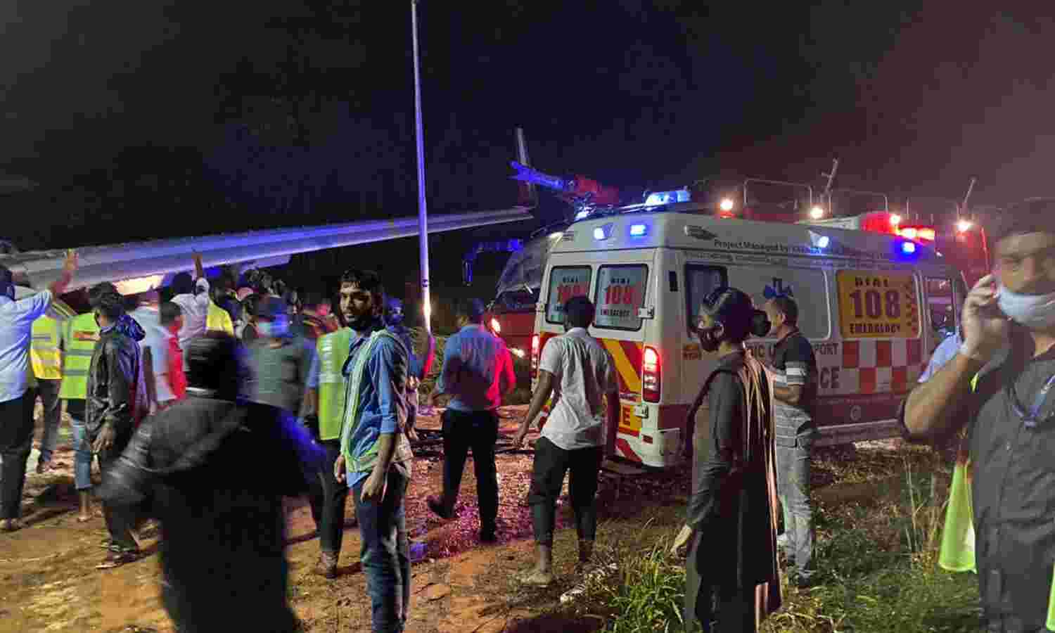 അപകടസ്ഥലത്തേക്ക് കുതിച്ചെത്തി കൊണ്ടോട്ടിയിലെ ജനങ്ങള്: മാതൃകയായി രക്ഷാപ്രവര്ത്തനം അപകടസ്ഥലത്തേക്ക് കുതിച്ചെത്തി കൊണ്ടോട്ടിയിലെ ജനങ്ങള്: മാതൃകയായി രക്ഷാപ്രവര്ത്തനം
